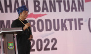 Pj Gubernur Banten Salurkan Bantuan Usaha Ekonomi Produktif Kepada 2.720 KPM