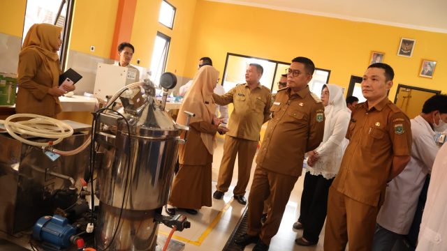 Gubernur Andra Soni Tinjau Ruang dan Alat Praktik Siswa SMKN 1 Anyer