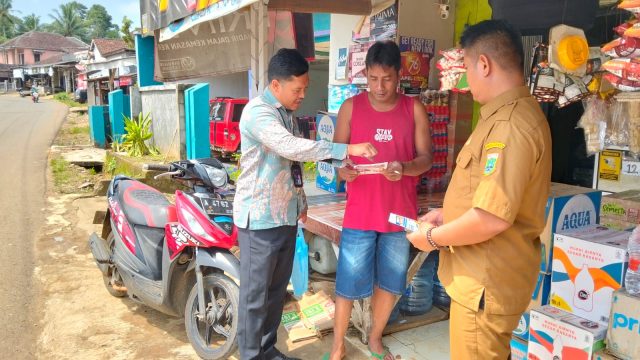 Jasa Raharja Gandeng UPT PPD Bapenda Samsat Malingping dan Toko Sembako Madura, Bagikan Flyer Undian Emas serta Fasilitasi Pembayaran Digital di Pasar Sukamaju