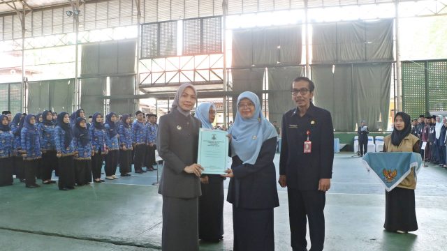 Sumpah CPNS jadi PNS, Bupati Serang Serahkan 283 SK Kepsek SD dan SMP