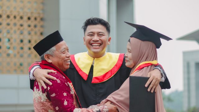 Tangis Guru Desa Pecah di Ruang Wisuda, Akhmad Agus Karnawi Raih Gelar Magister Hukum