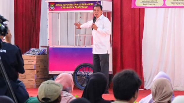 Bupati Tangerang Serahkan Bantuan 50 Gerobak UMKM dan Kompor Gas Untuk Warga 3 Kecamatan