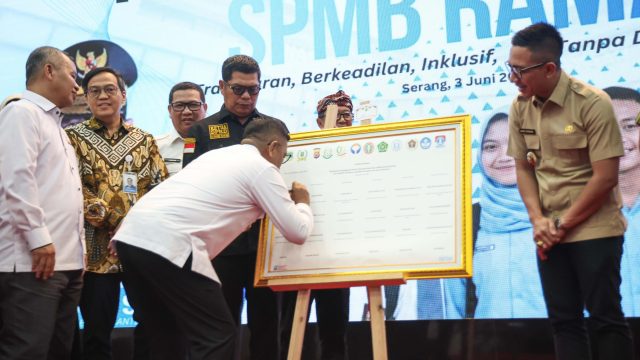 Gubernur Andra Soni Pimpin Penandatanganan Komitmen SPMB Ramah Tahun Ajaran 2026-2027
