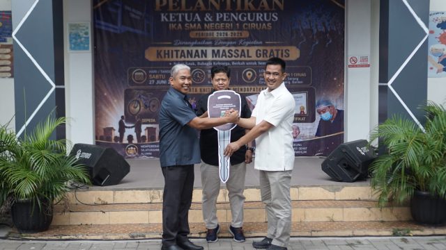 Dukung Kebersihan Lingkungan, Anggota DPRD Banten TB Roy Serahkan Motor Sampah ke IKA SMAN 1 Ciruas