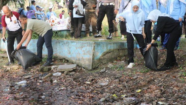 Corve Bareng Kapolda Banten, Bupati Serang Ajak Warga Peduli Lingkungan Bersihkan Sampah