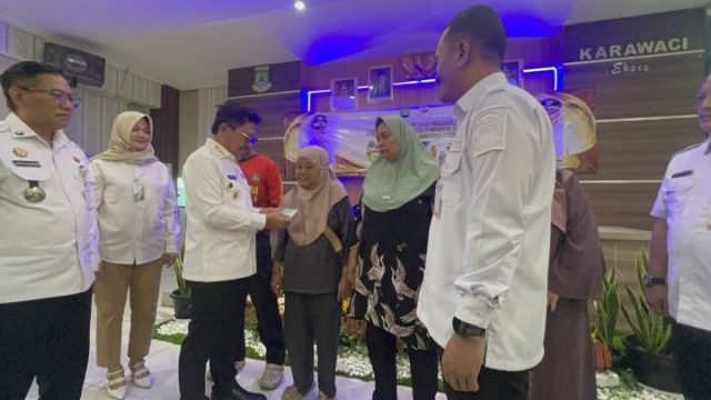 Premi Dibayarkan, Pemkot Tangerang Serahkan Kartu BPJS Ketenagakerjaan kepada 22.865 Pekerja Rentan
