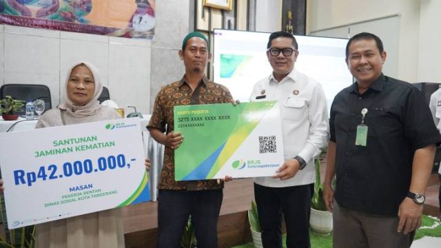 BPJS Ketenagakerjaan Bersama Pemkot Tangerang Lakukan Sosialisasi dan Penyerahan Santunan JKM Serta Kartu Kepesertaan Bagi Pekerja Rentan di Kecamatan Neglasari
