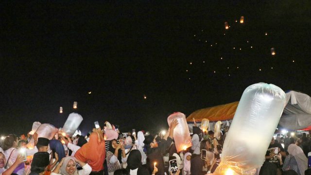 Panjatkan Doa, Ribuan Lampion Diterbangkan di Festival Ciomas Ngabring 2026