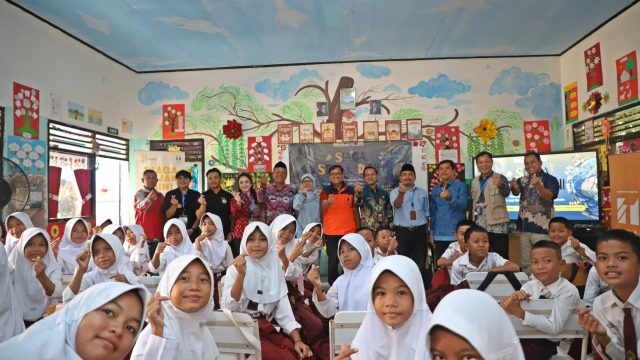 Fakultas MIPA UI dan PT TOA Berikan Hibah Alat EWS Gempa Bumi di SDN Pasauran 1 Cinangka