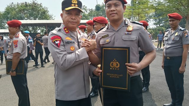 Kapolda Banten Memberikan Pin Emas dan Perak Kepada Personel Polres Serang