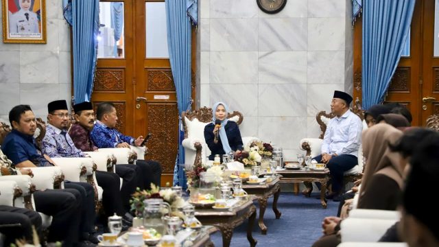 Bupati Serang Ratu Zakiyah Lepas 20 Peserta Pendidikan Kaligrafi ke Lemka Sukabumi
