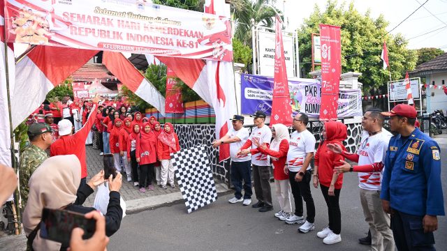 Semarak HUT ke-81 RI, Jasa Raharja Gelar “17-an Bareng Jasfren” untuk Edukasi Keselamatan lewat Karnaval dan Lomba Rakyat  Jakarta, (haluanbanten.co.id) – PT Jasa Raharja (Persero) menyemarakkan peringatan Hari Ulang Tahun  ke-81 Republik Indonesia melalui rangkaian kegiatan karnaval dan lomba rakyat di  sejumlah wilayah di DKI Jakarta. Kegiatan tersebut menjadi bagian dari upaya  memperkuat kedekatan dengan masyarakat, sekaligus menyampaikan pesan melalui  pendekatan yang ringan dan partisipatif akan pentingnya keselamatan berlalu lintas  serta kepatuhan dalam memenuhi kewajiban Pajak Kendaraan Bermotor (PKB) dan SWDKLLJ.  Rangkaian kegiatan dimulai 15-24 Agustus yang dilaksanakan di berbagai kelurahan,  antara lain di Pegangsaan Dua, Srengseng Sawah, Johar Baru, Kembangan Selatan,  Kemanggisan, Utan Kayu Selatan, Cipinang Melayu, Petukangan Utara, Kebon Jeruk,  dan Jatinegara Kaum. Pembukaan kegiatan dilaksanakan di Jatinegara Kaum,  Jakarta Timur pada Sabtu (15/8/2026).  Jasa Raharja turut berpartisipasi dalam kegiatan pembukaan tersebut bersama jajaran  Kelurahan Jatinegara Kaum, termasuk dalam pelepasan peserta karnaval. Menurut  Awaluddin, peringatan HUT RI merupakan momentum untuk memperkuat  kebersamaan masyarakat sekaligus menumbuhkan kesadaran bahwa keselamatan  merupakan tanggung jawab bersama. “Bagi Jasa Raharja, inilah kesempatan untuk hadir lebih dekat dengan masyarakat  sekaligus menyampaikan bahwa keselamatan di jalan adalah bagian dari kehidupan  sehari-hari. Kemerdekaan juga berarti setiap orang memiliki ruang untuk bergerak  dengan aman, tertib, dan saling menjaga,” tambah Awaluddin.  Lebih lanjut, Awaluddin menyampaikan bahwa Jasfren panggilan Jasa Raharja  kepada para sahabatnya, yaitu masyarkat yang memiliki peran penting dalam  mewujudkan keselamatan transportasi. Peran tersebut dapat diwujudkan melalui tiga  pilar utama, yaitu Road Safety, Empowerment, dan Network. Ketiganya menjadi  fondasi dalam membangun kesadaran keselamatan, memberdayakan masyarakat  untuk berperan aktif, serta memperkuat kolaborasi dengan berbagai pihak dalam  menciptakan ekosistem transportasi yang aman, tertib dan berkelanjutan.  Selain karnaval dan lomba rakyat, Jasa Raharja juga menyelenggarakan sosialisasi  melalui kuis interaktif dan edukasi ringan yang tidak hanya mengangkat aspek  keselamatan berlalu lintas, tetapi juga pentingnya tertib administrasi kendaraan  bermotor dan kepatuhan dalam pembayaran SWDKLLJ. Pemahaman tersebut  penting untuk terus dibangun di tengah masyarakat, mengingat kepatuhan dalam memenuhi kewajiban turut mendukung keberlangsungan program perlindungan dasar  bagi korban kecelakaan lalu lintas dan angkutan jalan.   Dengan total sekitar 3.250 peserta yang akan terlibat di seluruh titik penyelenggaraan  dan berasal dari berbagai lapisan usia, rangkaian ini diharapkan menjadi sarana  edukasi yang lebih luas dan relevan. Melalui pendekatan yang interaktif, edukatif, dan  menyenangkan, Jasa Raharja mendorong masyarakat untuk tidak hanya semakin  sadar akan pentingnya keselamatan, tetapi juga tertib dalam administrasi kendaraan  serta memahami peran dan tanggung jawabnya dalam menjaga keberlanjutan  perlindungan bagi sesama.  Program ini merupakan bentuk nyata TJSL berdampak yang tidak hanya memberikan  manfaat sesaat, tetapi juga menciptakan sustainable value bagi masyarakat dan  lingkungan. Melalui penguatan tertib administrasi, kepatuhan terhadap pembayaran  pajak kendaraan bermotor dan SWDKLLJ, serta edukasi keselamatan transportasi,  Jasa Raharja mendorong perubahan perilaku yang berkelanjutan. Dengan demikian,  TJSL tidak berhenti pada pelaksanaan kegiatan, tetapi turut membangun kesadaran,  kepatuhan dan budaya keselamatan yang memberikan nilai jangka panjang bagi  masyarakat.  Hal tersebut menjadi bagian dari rangkaian peringatan HUT ke-81 Kemerdekaan  Republik Indonesia yang mengusung tema “Kita Indonesia, Bergerak Aman dengan  Harapan”. Melalui rangkaian inisiatif di berbagai wilayah, Jasa Raharja memperkuat  keterlibatan masyarakat dalam membangun budaya tertib, patuh dan berkeselamatan,  sekaligus menegaskan komitmen untuk hadir lebih dekat melalui edukasi, kolaborasi,  dan pelayanan yang memberikan dampak nyata serta berkelanjutan.