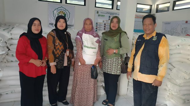 Kelurahan Rawa Arum Salurkan Bantuan Pangan Kepada 924 KPM