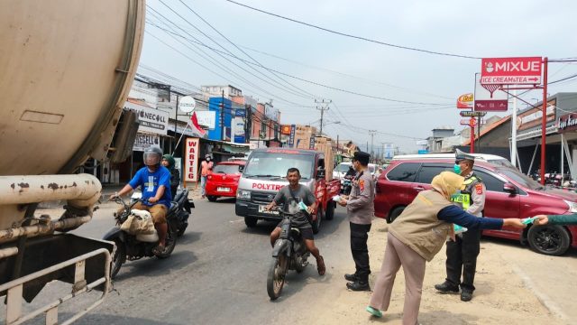 Dampak Erupsi GAK, Dinkes Kabupaten Serang Bagikan Masker di Kecamatan Anyer dan Cinangka