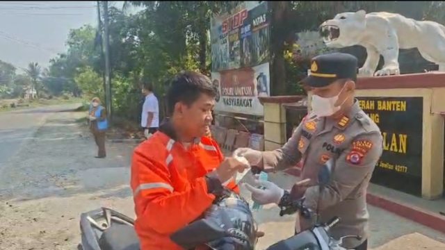 Polres Serang bersama Polsek Jajaran Bagikan Masker Antisipasi Paparan Abu Vulkanik
