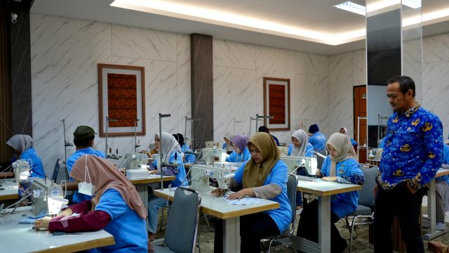 Disnakertrans Kabupaten Serang Beri Pelatihan 32 Warga Menjahit Garmen