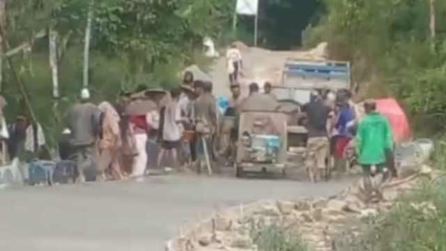 Gotong Royong Jadi Kekuatan Warga Palendeng Lebak, Jalan Kadu Edan Dicor Bersama