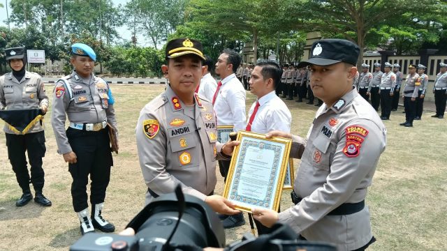 Kapolres Serang Beri Penghargaan Kepada Personil yang Berdedikasi dan Kerja Keras